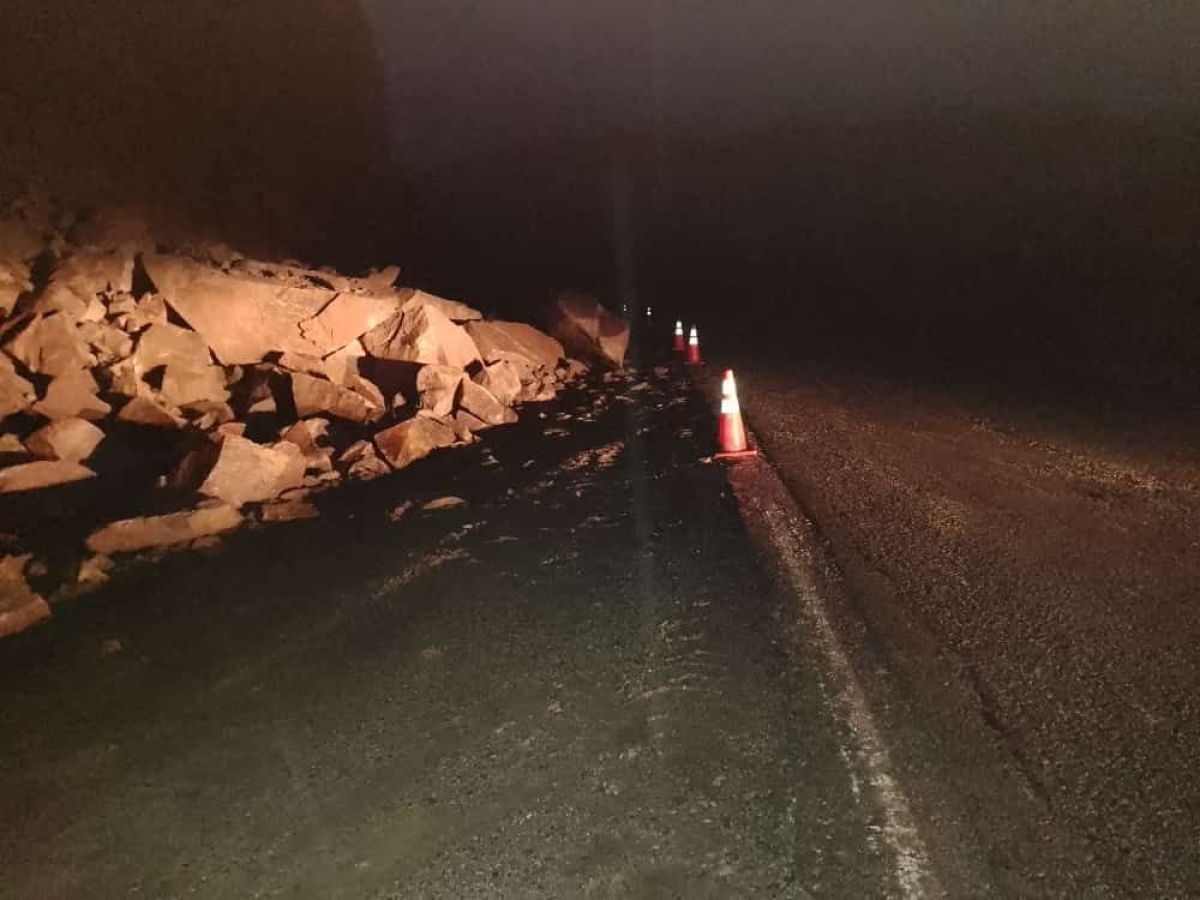 Derrumbe de piedras en Siete Lagos a la altura de río Hermoso | La ...