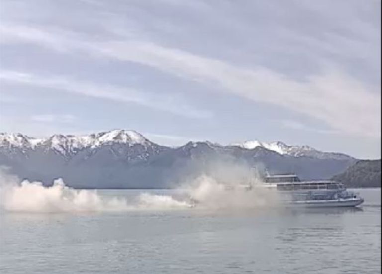 Alerta por un catamarán que contamina el lago