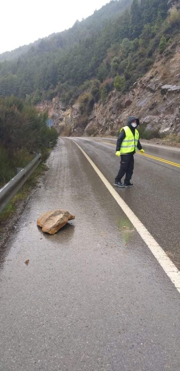 DESPEJE DE PIEDRAS SOBRE LA RUTA SIETE LAGOS | La Montaña Noticias