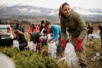 Jóvenes de Neuquén se unen a la ONG Amigos de la Patagonia para plantar más de 3000 plantines