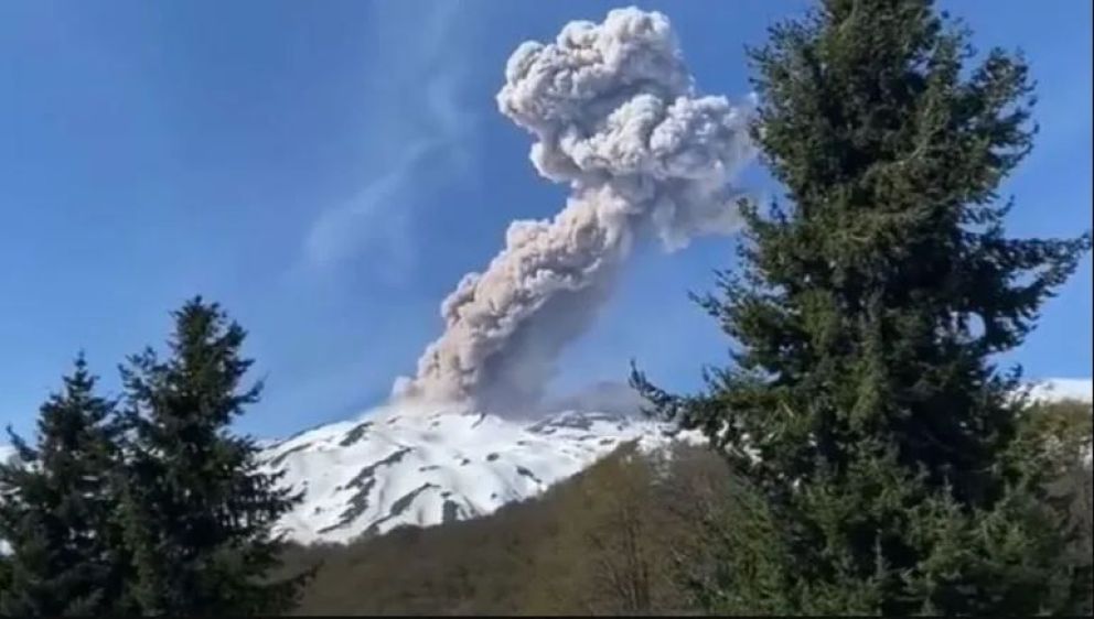 VIDEO: El volcán hizo erupción y la ceniza llegó hasta Caviahue