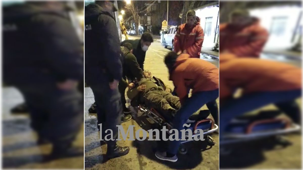 Un motociclista embistió a un peatón en pleno centro y se fugó
