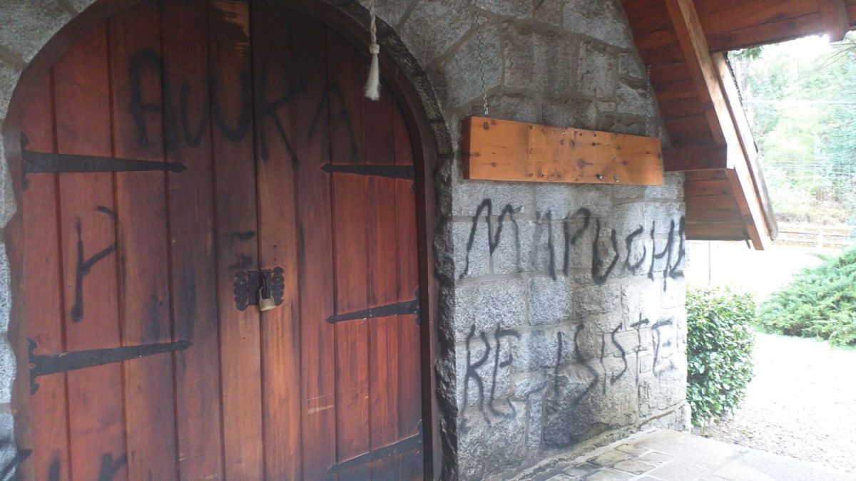 Aparecieron pintadas mapuches en la parroquia de Villa La Angostura