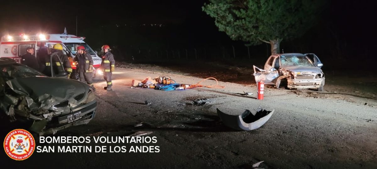Dos autos chocaron de frente a metros del ingreso al nuevo hospital