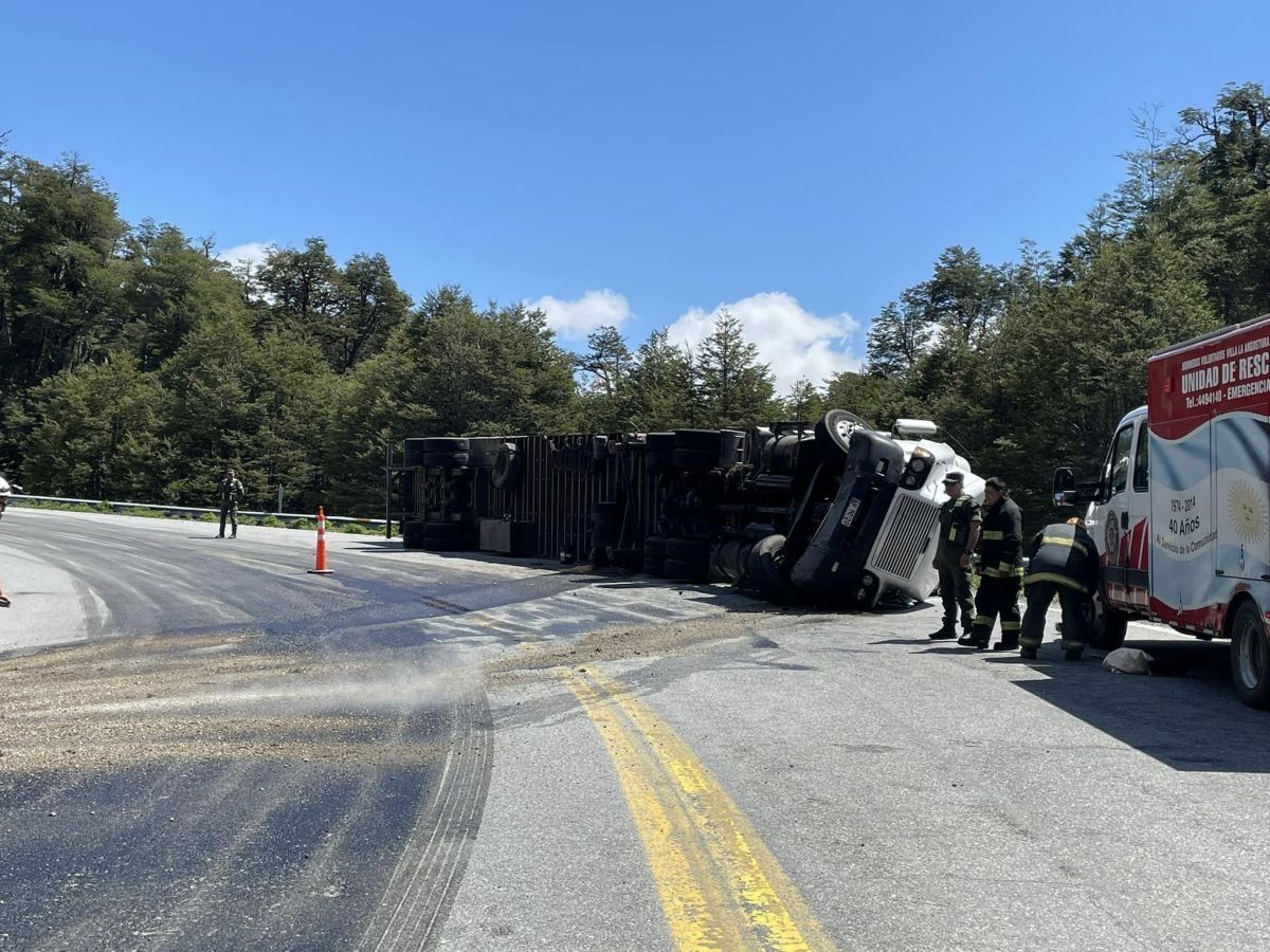 Volcó un camión y derramó combustible en la ruta