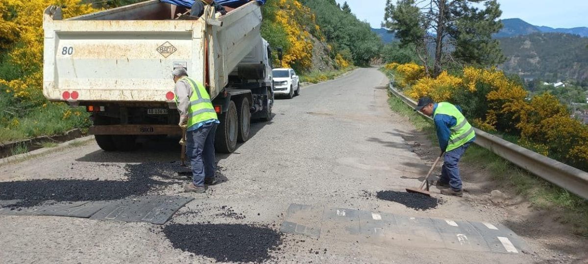 Personal de Vialidad Provincial tapó baches en la Cuesta Quiroga