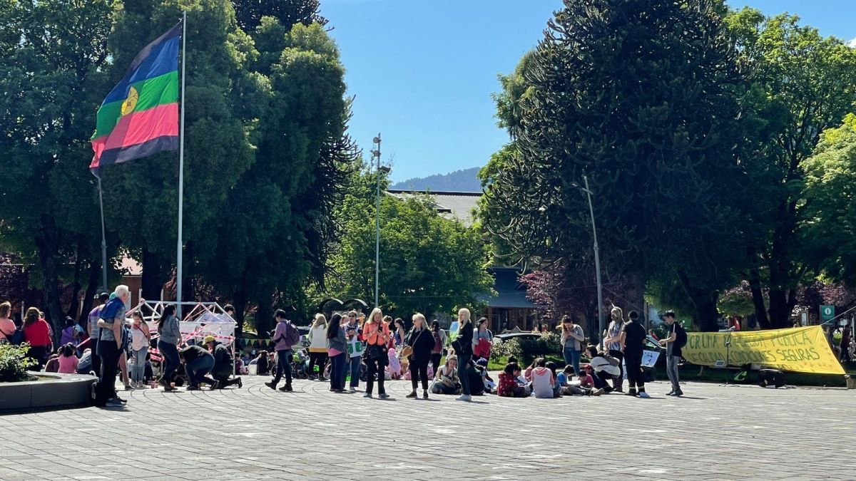 Alumnos de jardín participaron del reclamo de la escuela de Payla Menuko