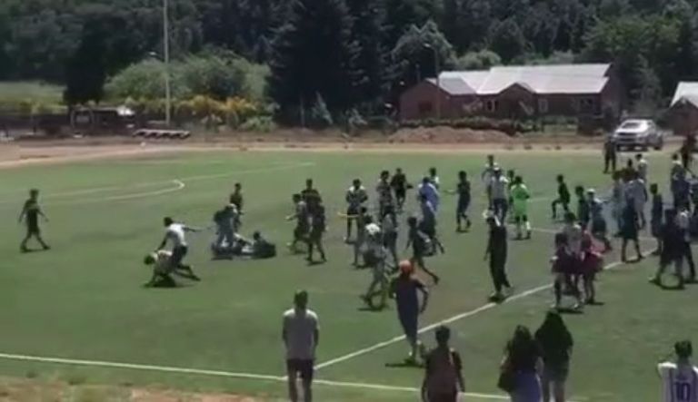 Partido de las inferiores terminó a las piñas