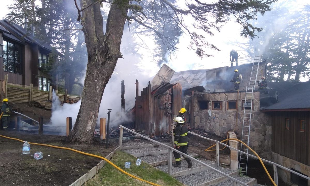 El fuego consumió un local y un quincho en un complejo turístico