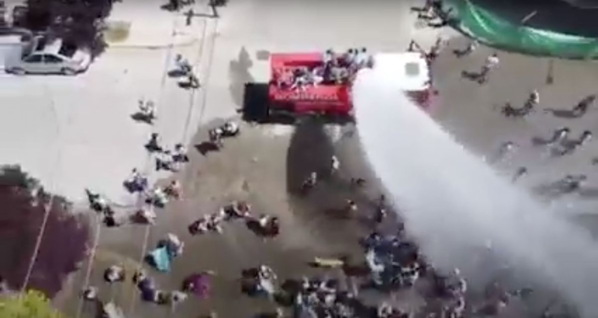 Los bomberos se sumaron a los festejos por el Mundial y empaparon a la gente