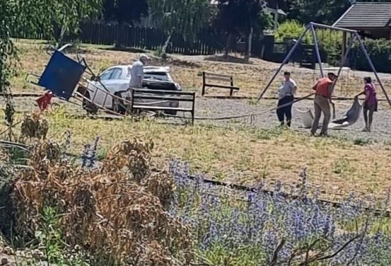 Un auto estacionado se desbarrancó y no fue una tragedia de milagro