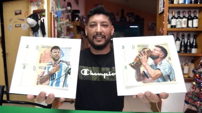 Es neuquino y dibuja a Messi en billetes de $2 y $5