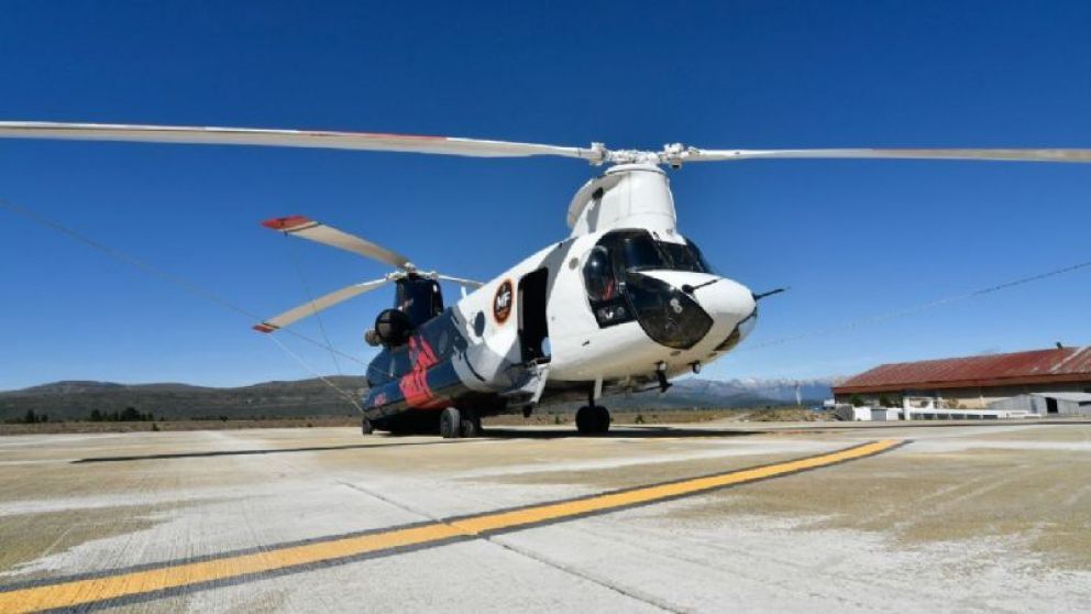 Llegó a Bariloche un helicóptero canadiense para colaborar en el combate de incendios