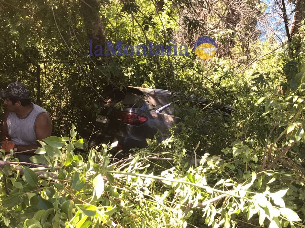 Una familia chilena se despistó en la Ruta 40 y de milagro no cayó al lago Lácar