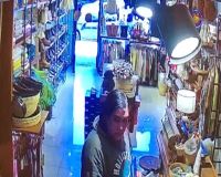 Un ladrón "oportunista" robó un celular en un comercio