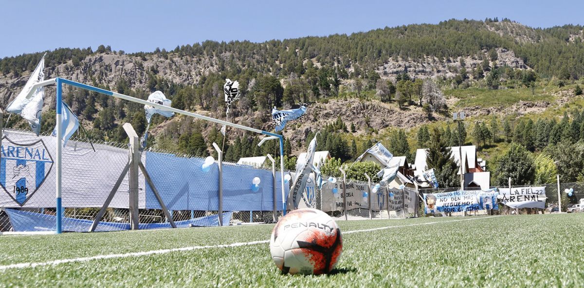 Quedó inaugurado el césped sintético en la cancha del barrio El Arenal