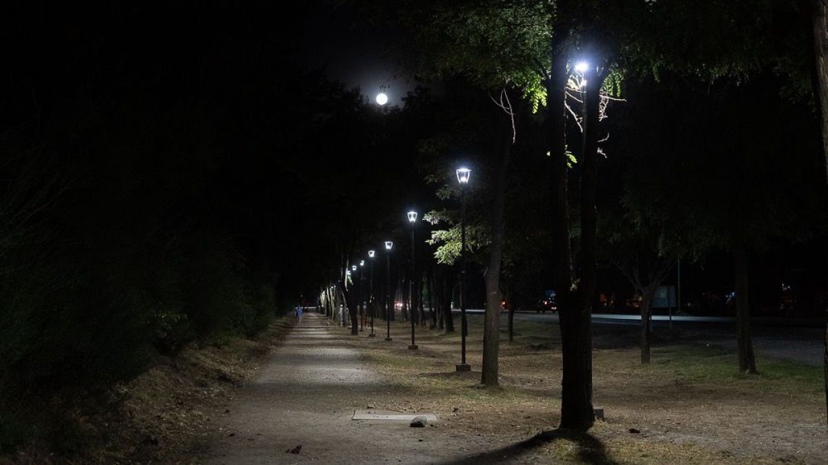 Iluminaron la senda que une el regimiento y la rotonda del Arenal