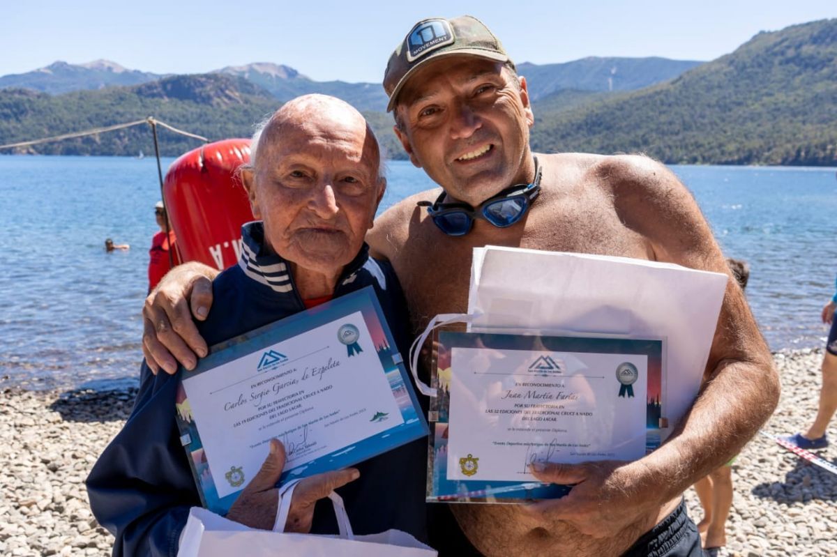 Casi un centenar de nadadores participaron del Cruce a Nado del Lago Lácar