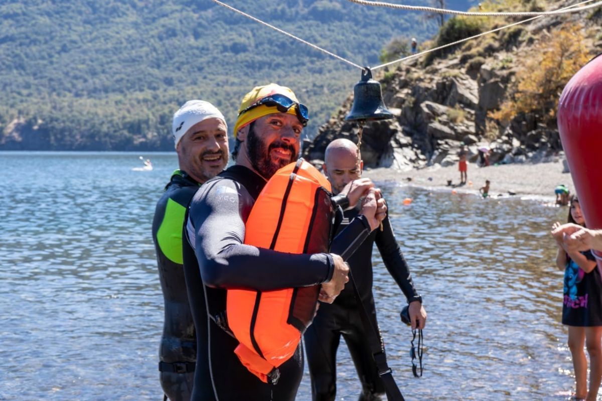 Casi un centenar de nadadores participaron del Cruce a Nado del Lago Lácar