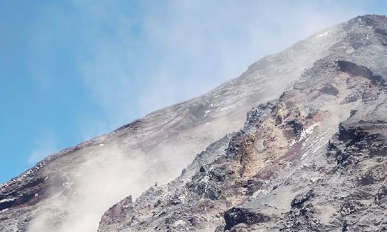 Piden precaución ante la caída de piedras en el Volcán Lanín