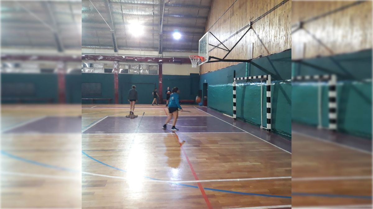 Se pintó por completo el gimnasio Primeros Pobladores gracias a un vecino que donó la pintura