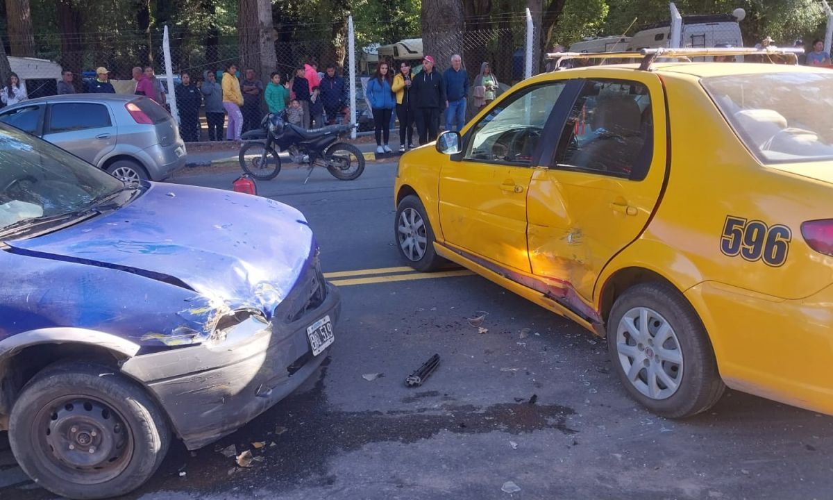 Giró en U en plena Av. Koessler y fue embestido por otro auto