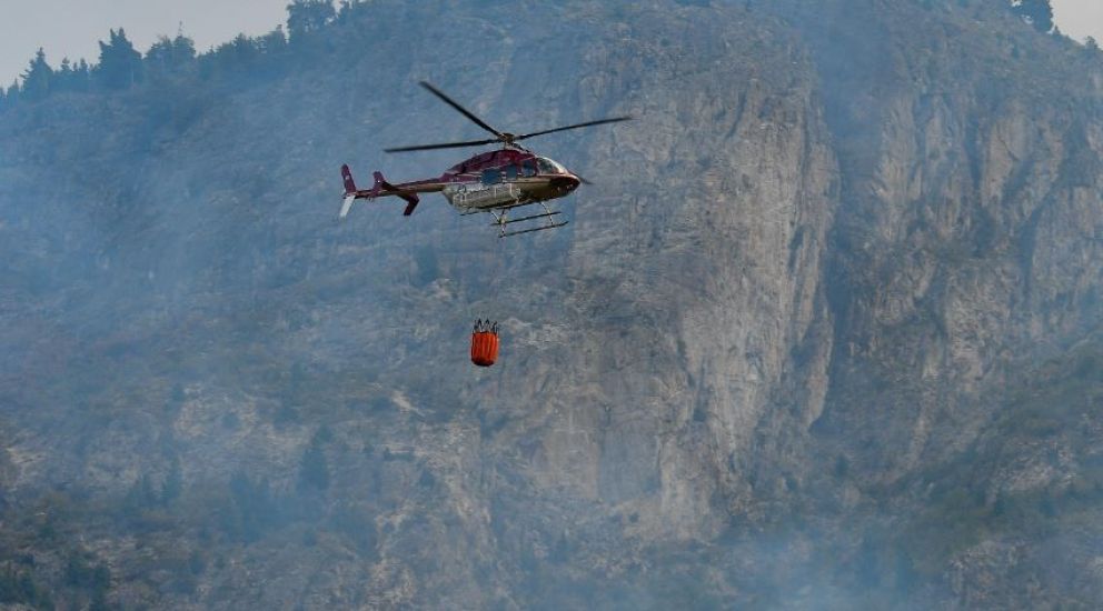 Más de 120 personas y medios aéreos trabajan para controlar un incendio