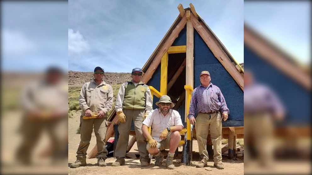 Construyeron un refugio para seis personas en la senda que une Rucachoroi con Quillen