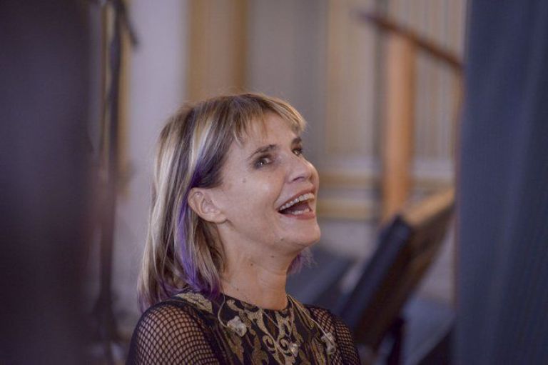 Fabiana Cantilo dará un show acústico a beneficio de Puentes de Luz
