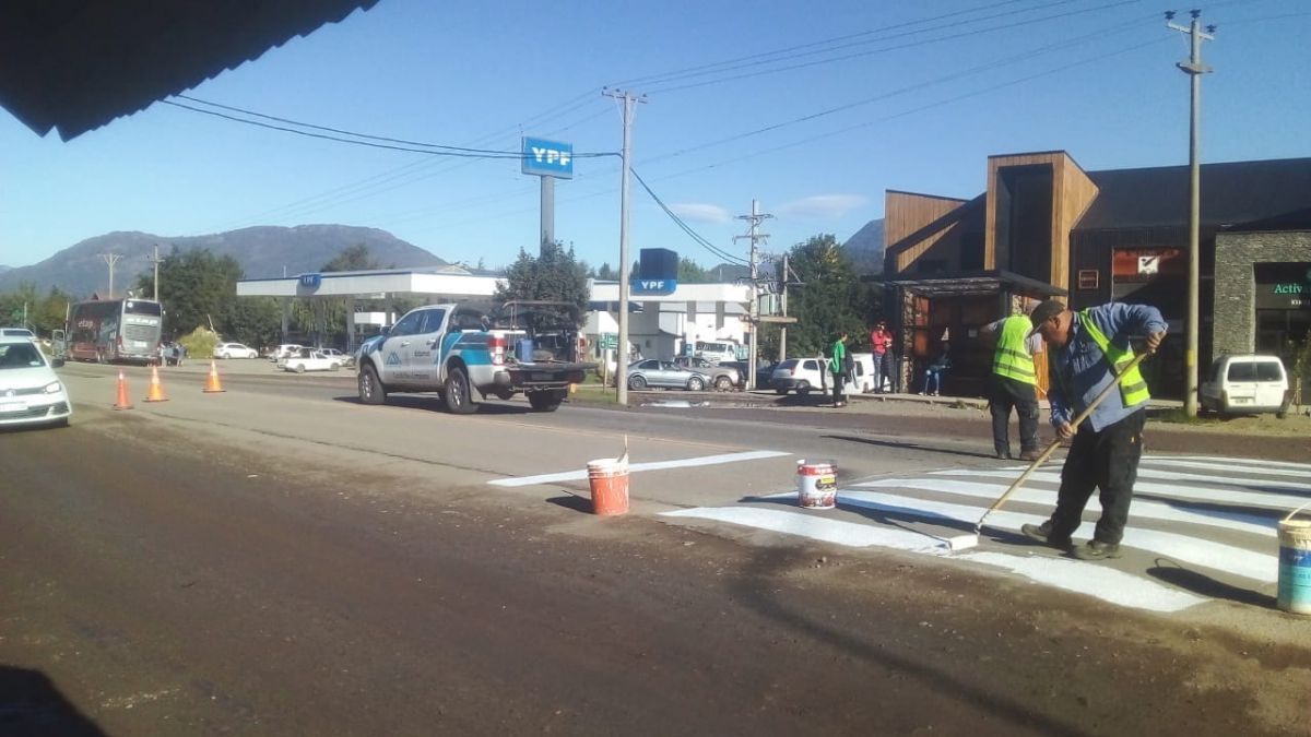 Repintan las sendas peatonales entre la Vega Maipú y el ACA