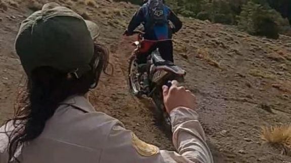 Motociclistas en infracción casi pisan a un guardaparque intentando fugarse y evitar la multa