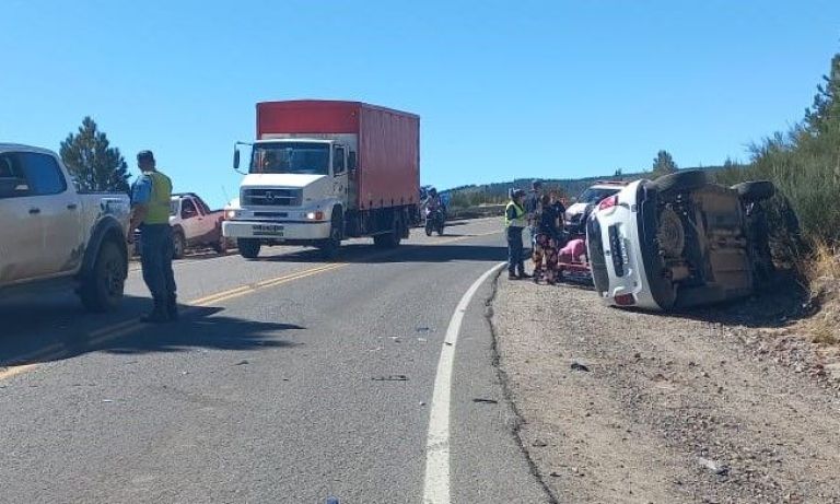 Mordíó la banquina y chocó a otro auto que terminó volcado