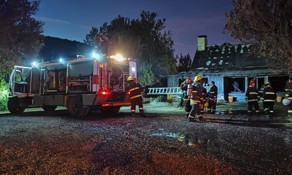 El fuego consumió un quincho en el barrio El Pegual