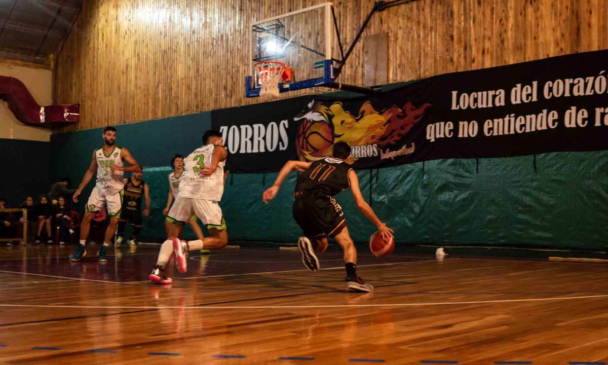 Con sufrimiento, Zorros derrotó a Biguá